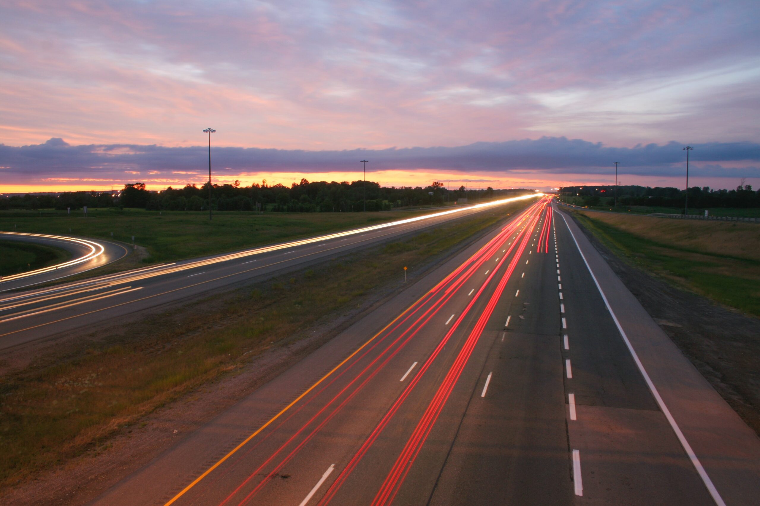 cars-night-blurred-highway-68629
